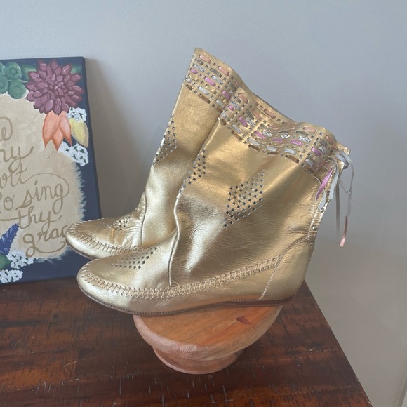 Vintage Compulsion Dress Gold Fringe Moccasin Boot Size 7.5 - Picture 1 of 14